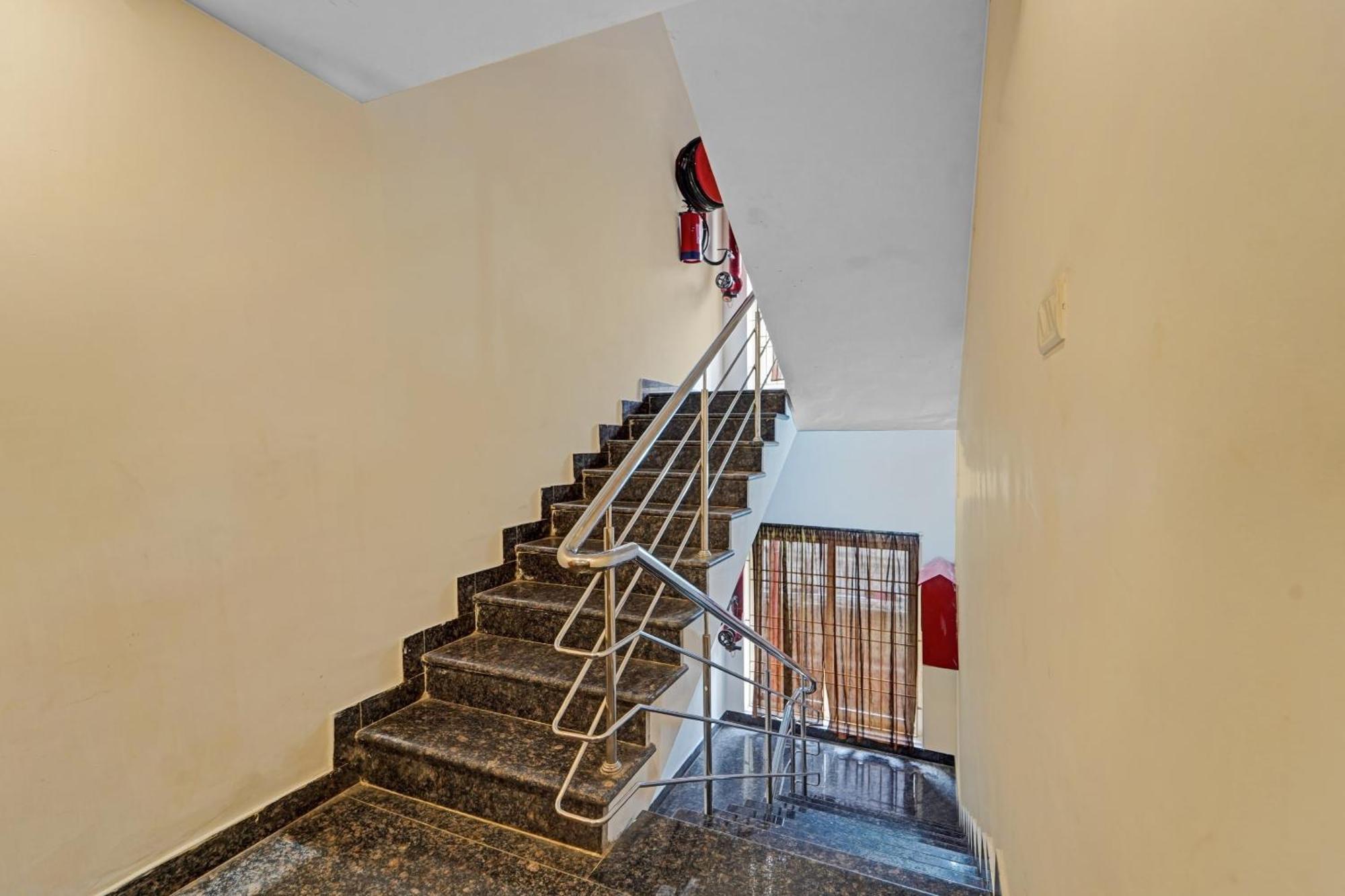Hotel O J2 Service Apartment チェンナイ エクステリア 写真